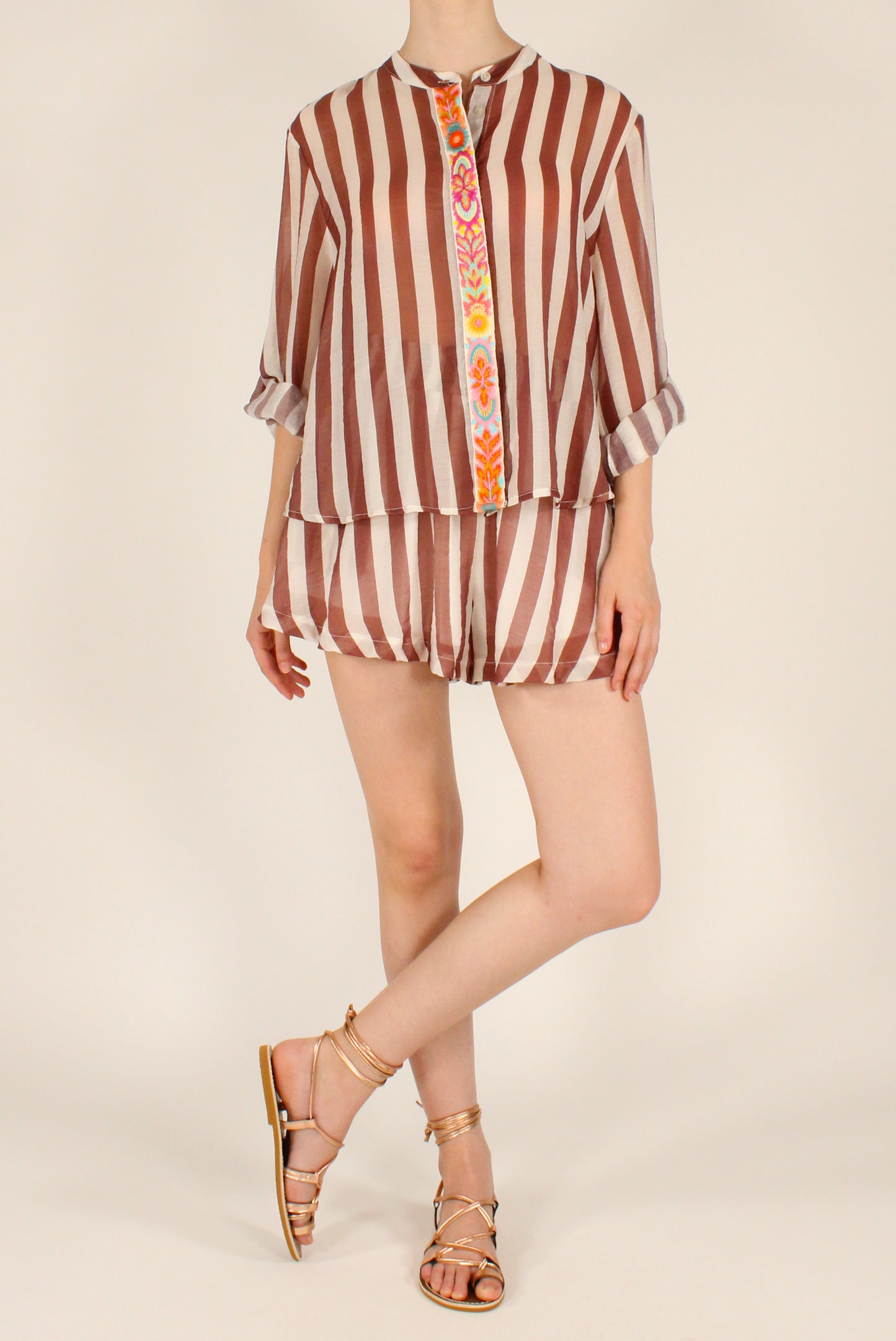 Shorts a Righe con Bande Ricamate