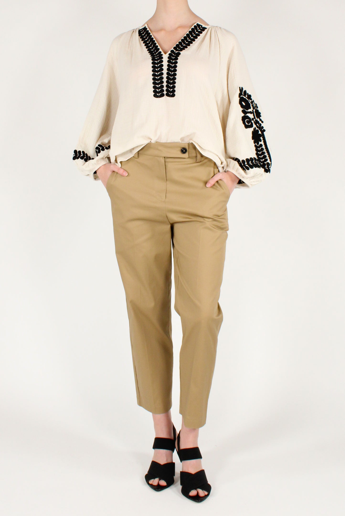 Blusa con Ricami Floreali a Contrasto