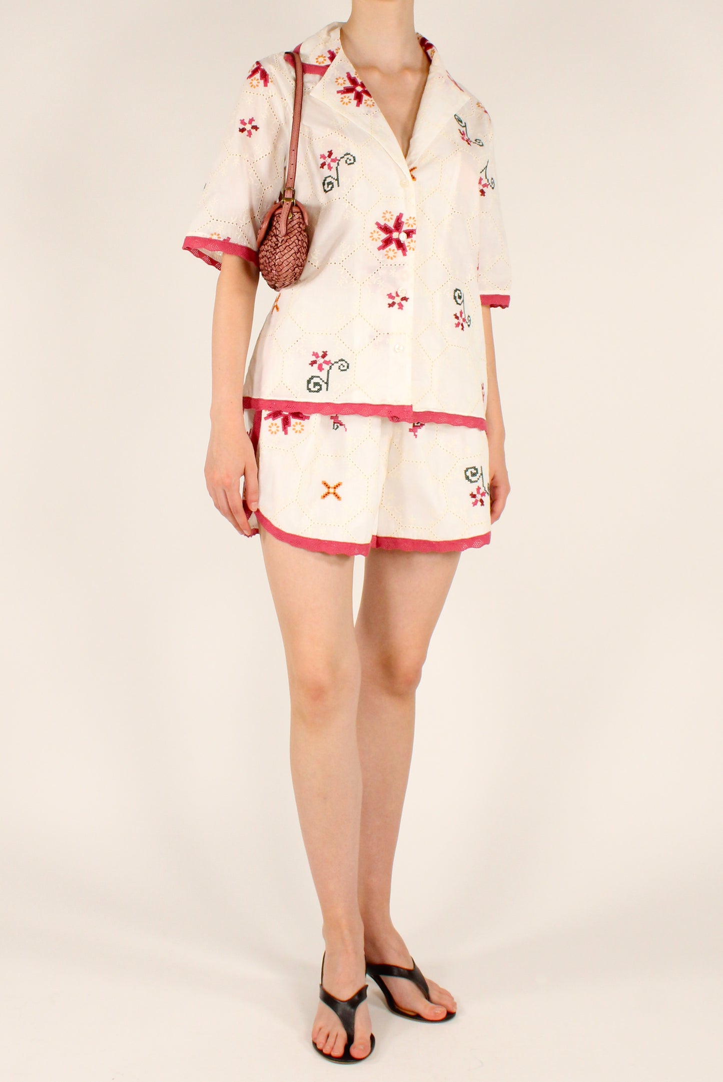 Completo Camicia e Shorts Ricamati in Sangallo