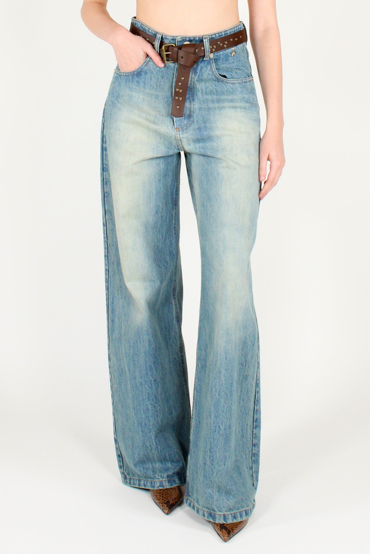 Jeans Délavé con Cintura Borchiata
