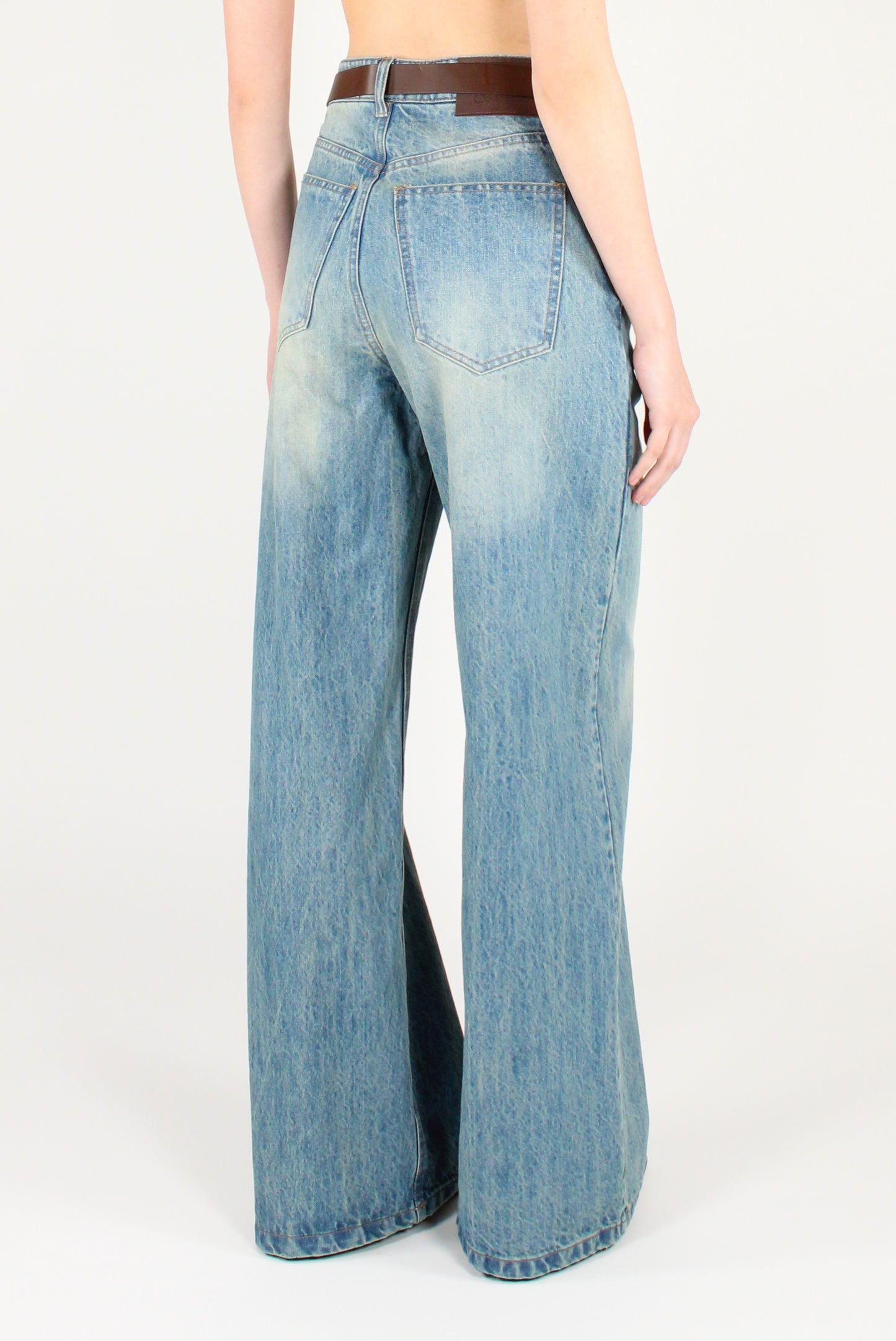 Jeans Délavé con Cintura Borchiata