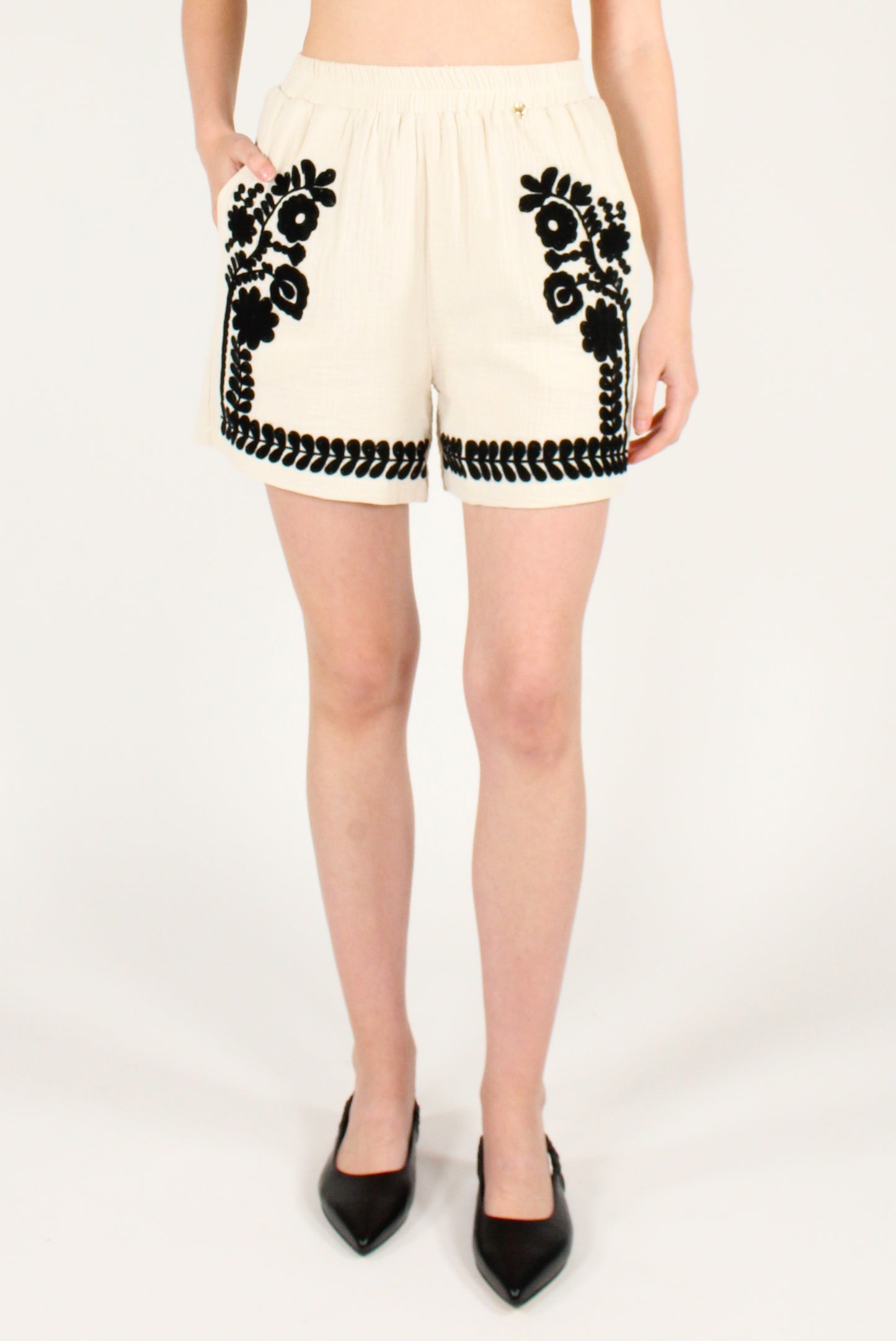 Shorts con Ricami Floreali a Contrasto