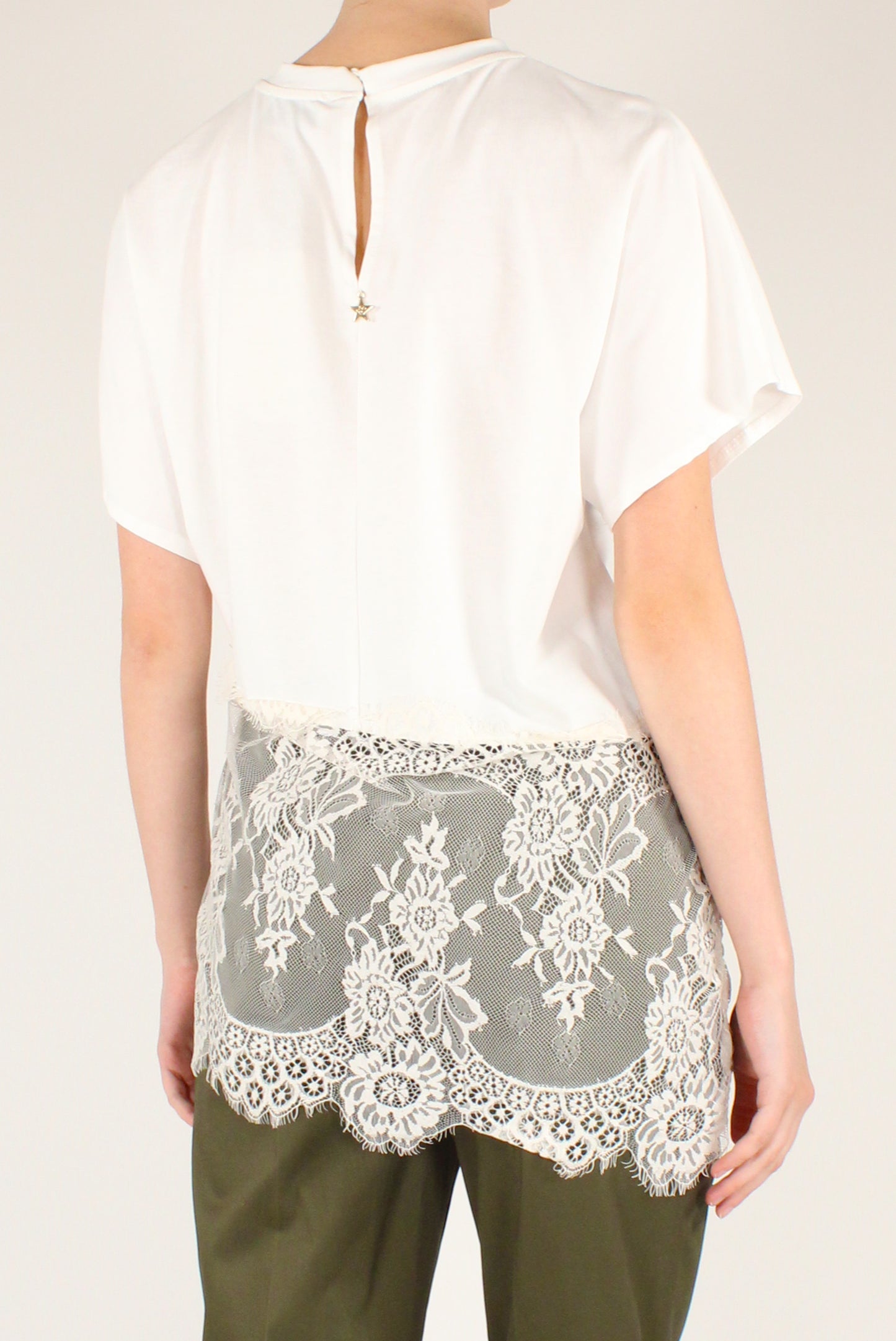 T-shirt Girocollo Asimmetrica con Pizzo