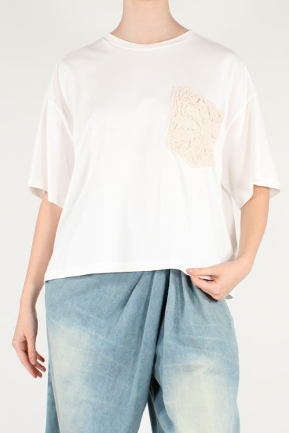 T-shirt con Tasca Ricamata a Crochet