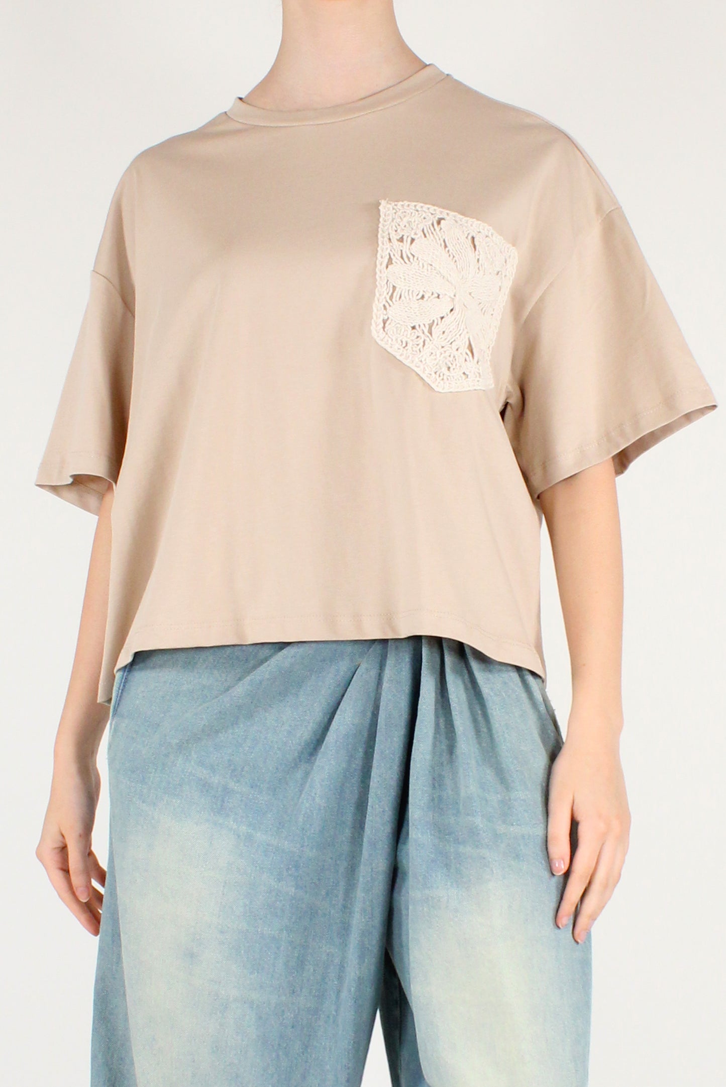 T-shirt con Tasca Ricamata a Crochet