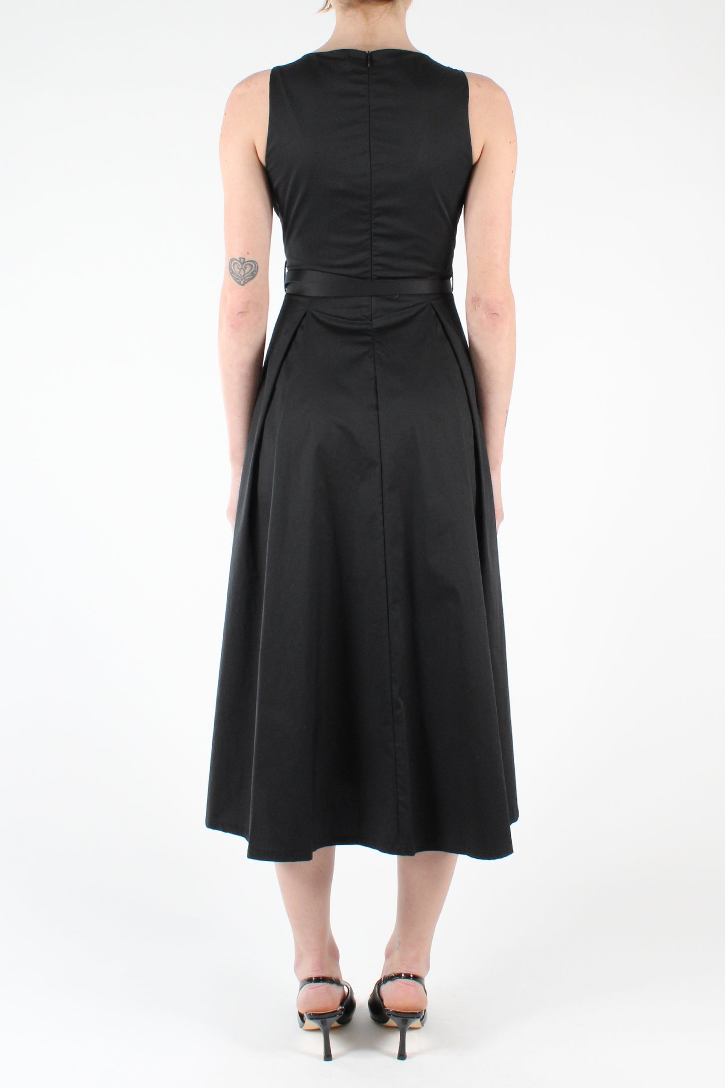 Solid Color Sleeveless Midi Dress with Pleats and Brooch