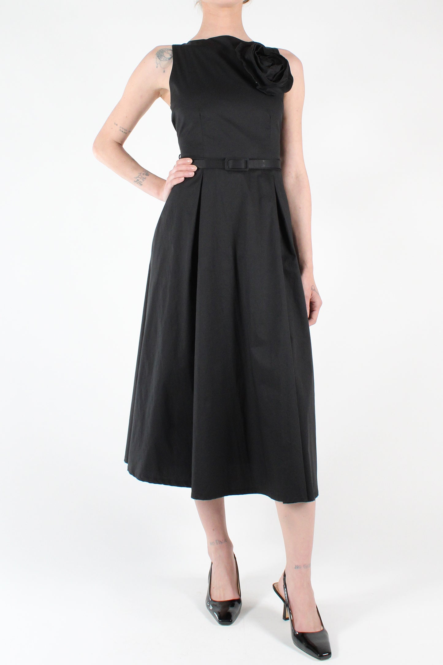 Solid Color Sleeveless Midi Dress with Pleats and Brooch