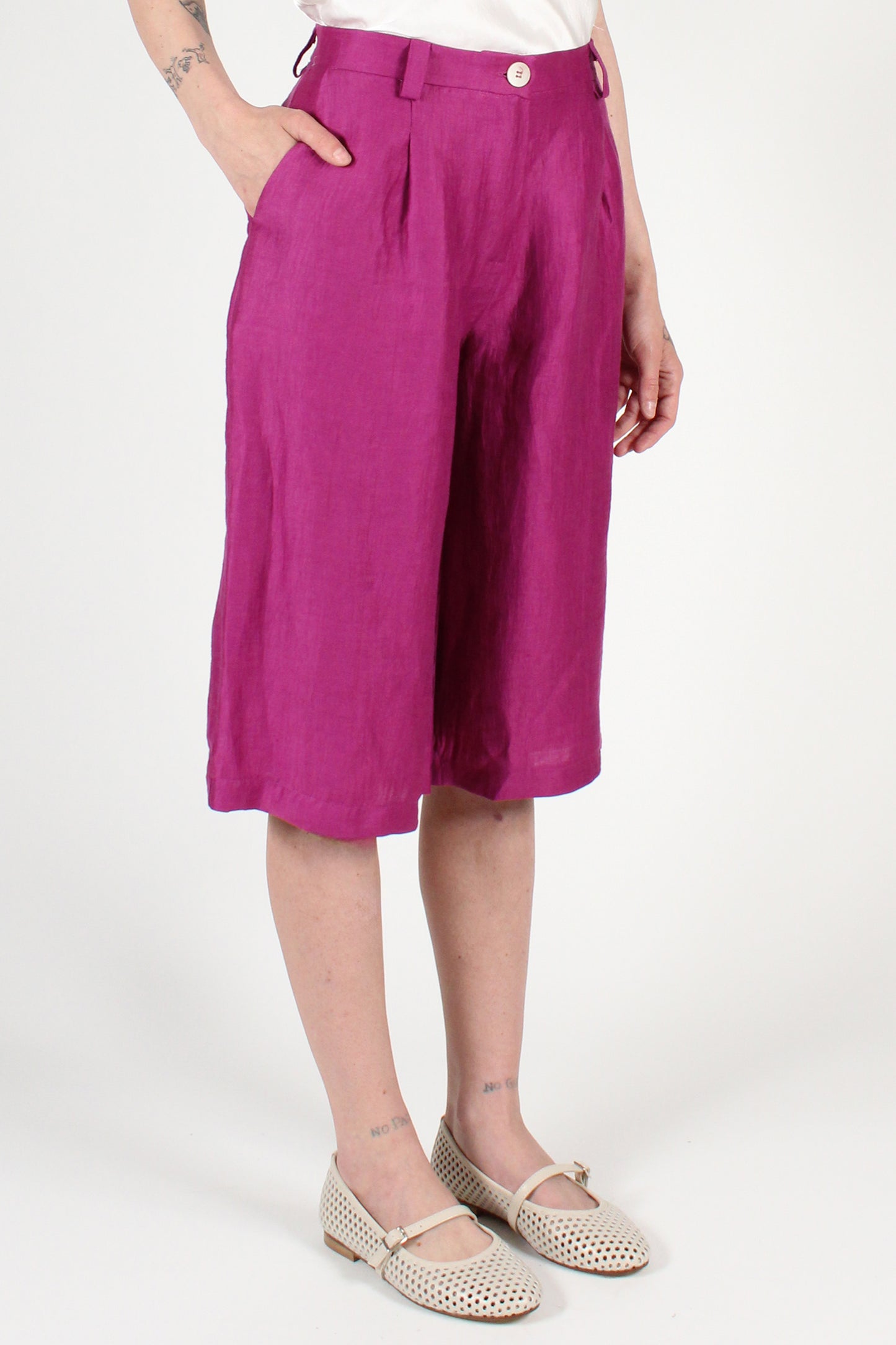 Bermuda shorts with pleats in linen blend