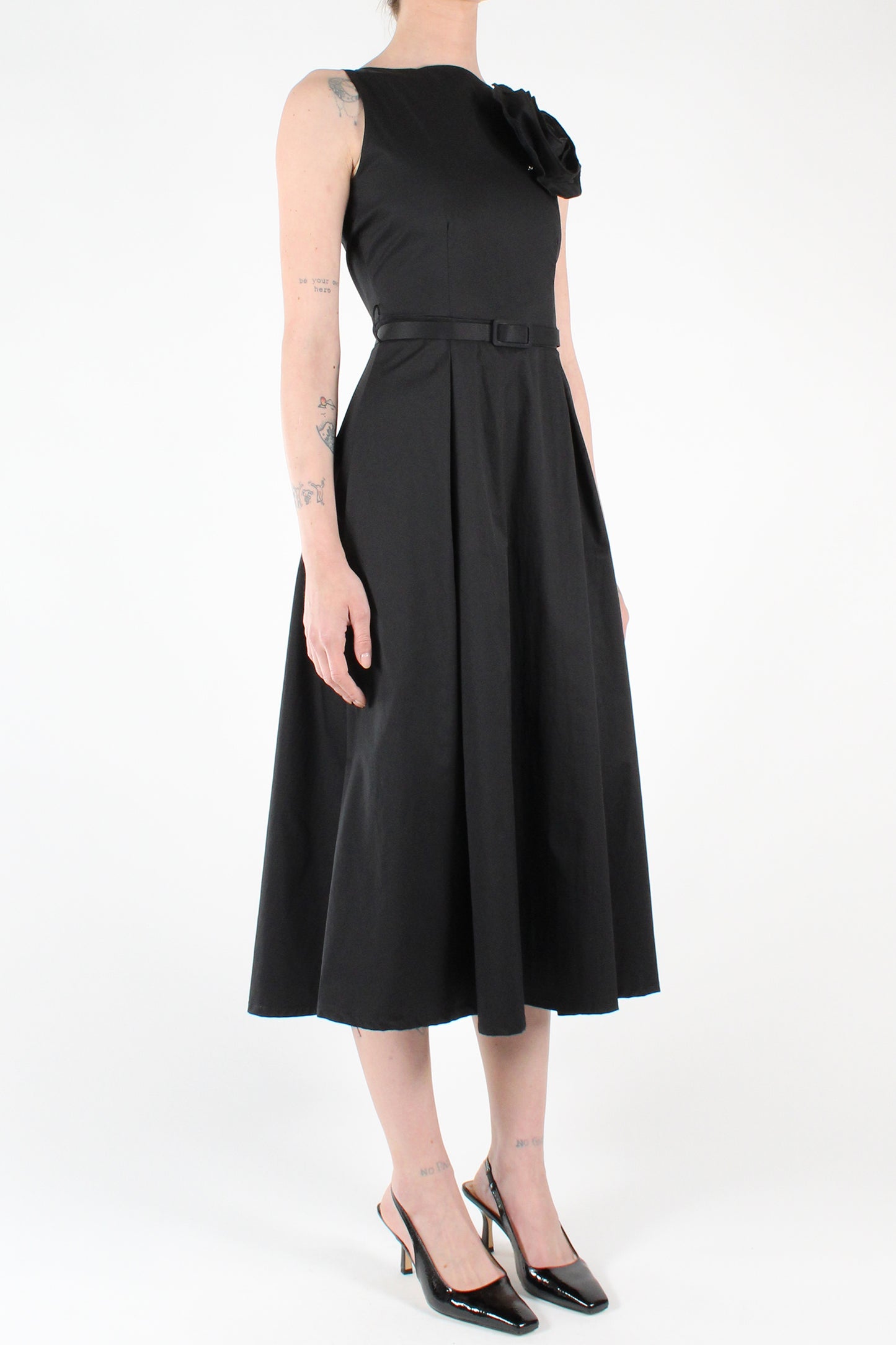 Solid Color Sleeveless Midi Dress with Pleats and Brooch