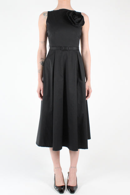 Solid Color Sleeveless Midi Dress with Pleats and Brooch