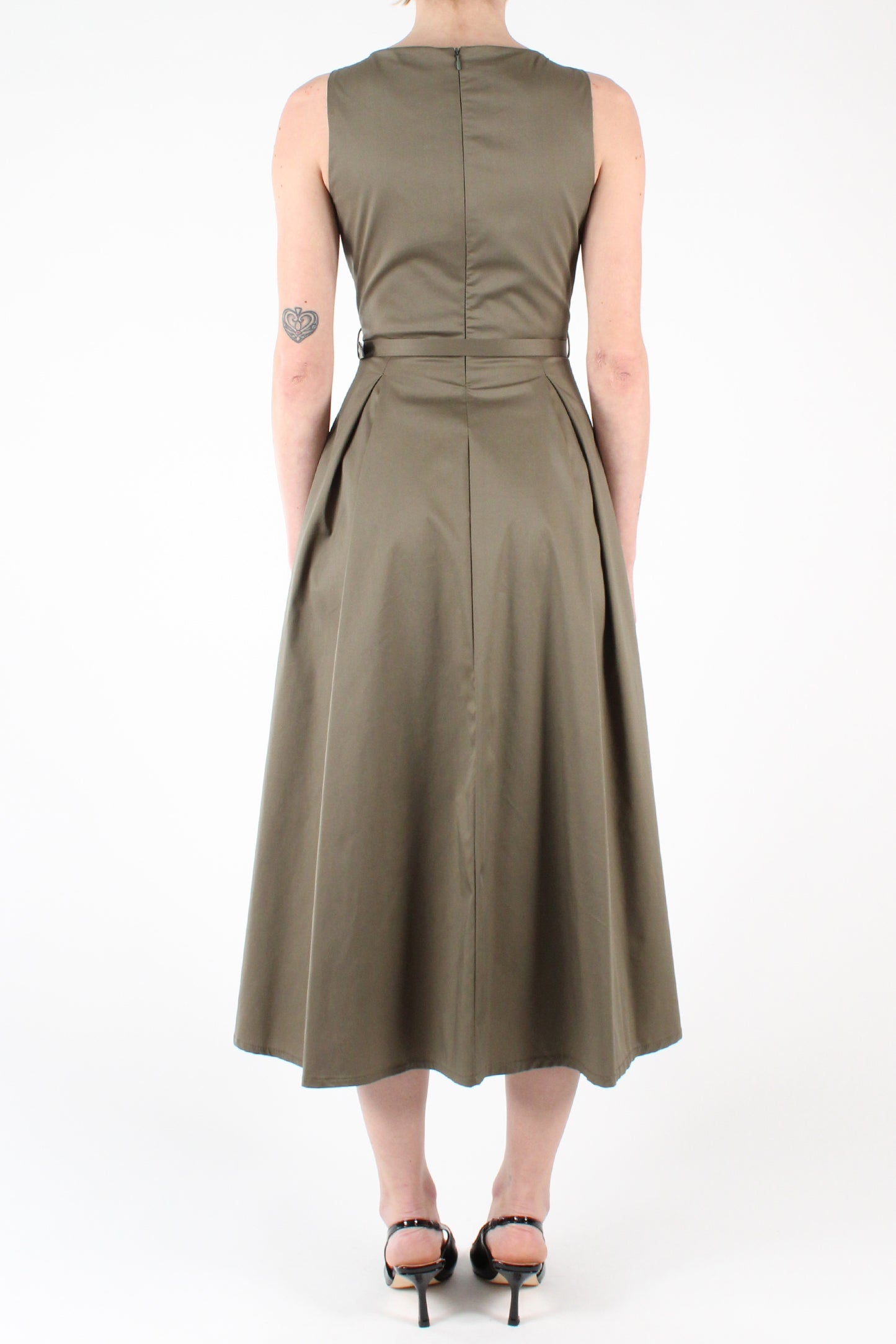 Solid Color Sleeveless Midi Dress with Pleats and Brooch