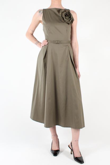 Solid Color Sleeveless Midi Dress with Pleats and Brooch