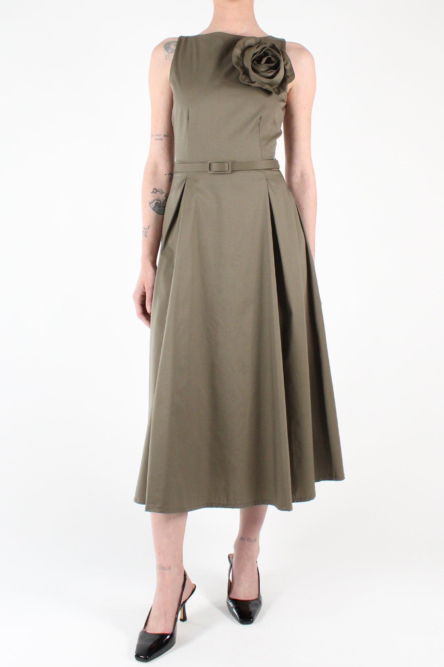 Solid Color Sleeveless Midi Dress with Pleats and Brooch