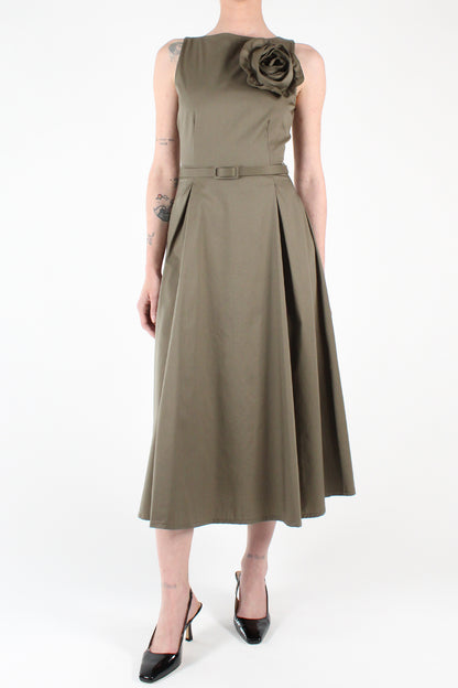 Solid Color Sleeveless Midi Dress with Pleats and Brooch