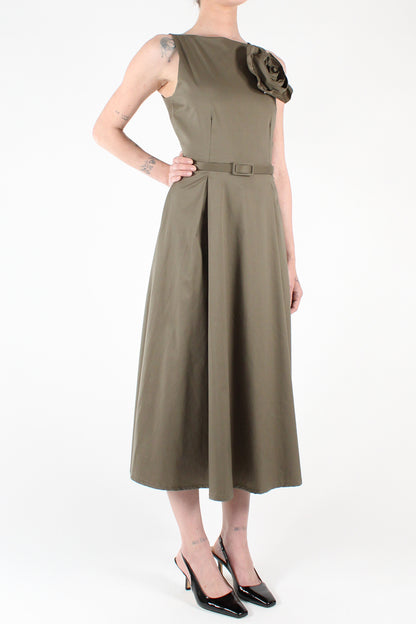 Solid Color Sleeveless Midi Dress with Pleats and Brooch