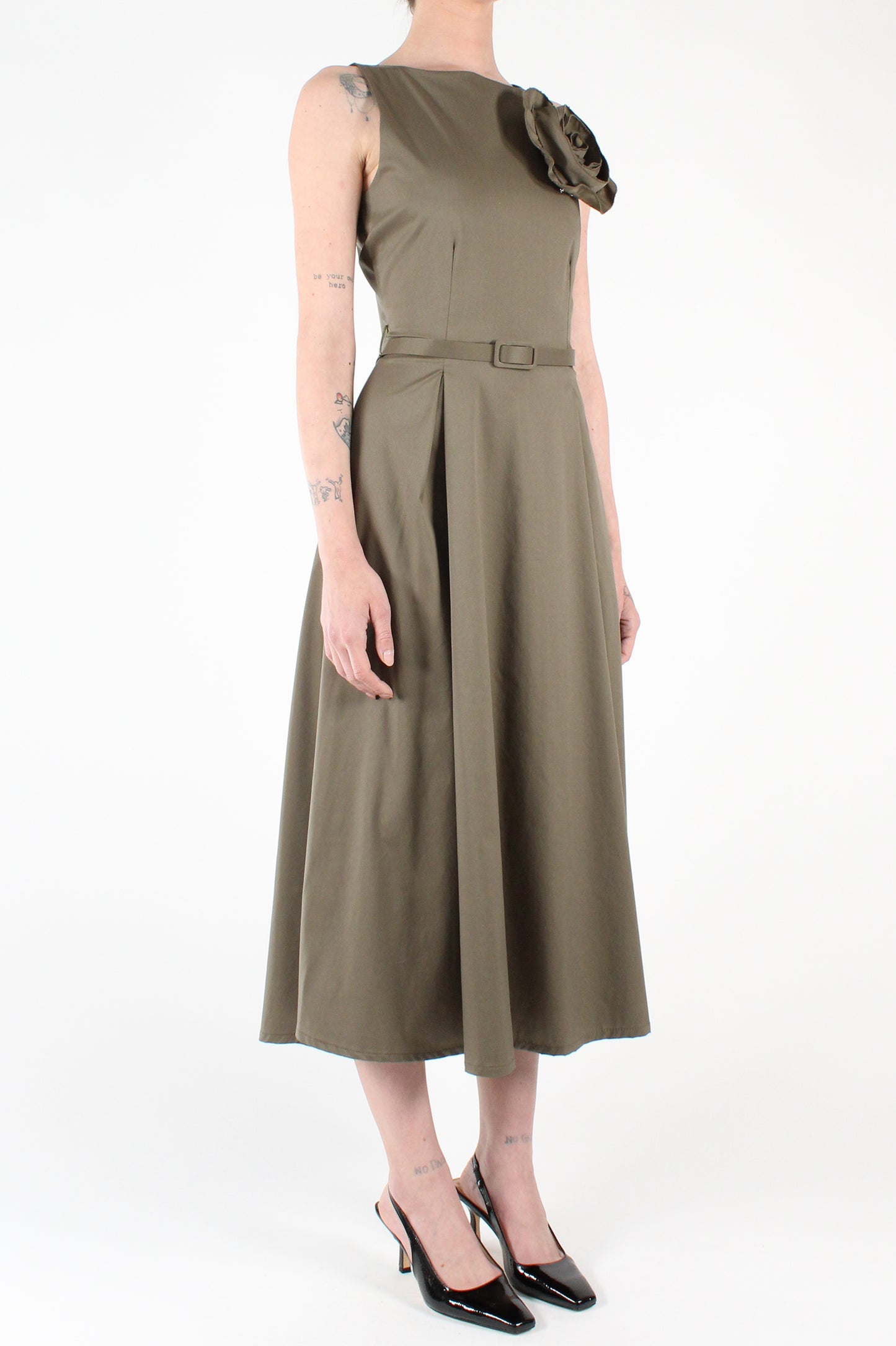 Solid Color Sleeveless Midi Dress with Pleats and Brooch