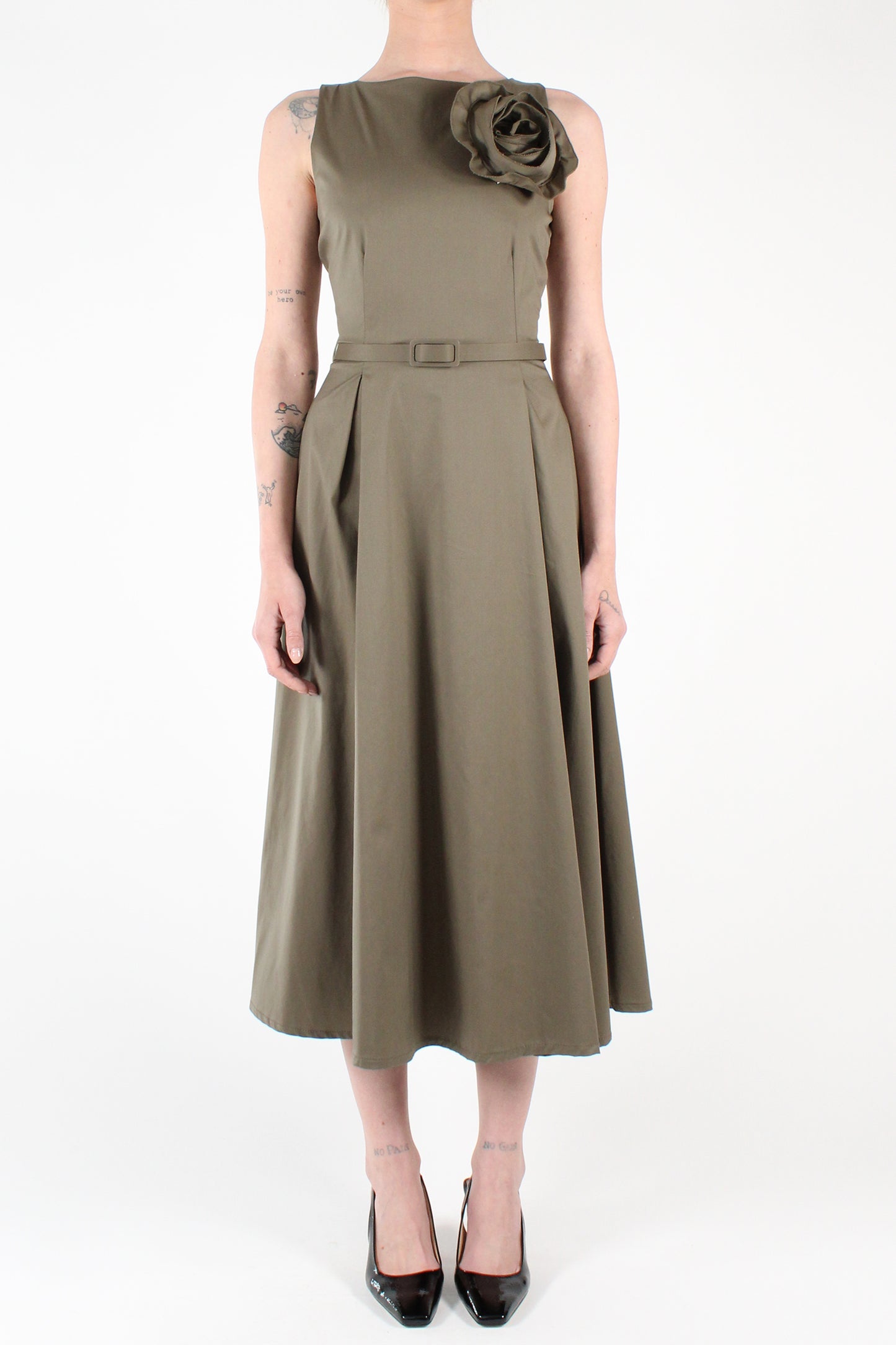 Solid Color Sleeveless Midi Dress with Pleats and Brooch