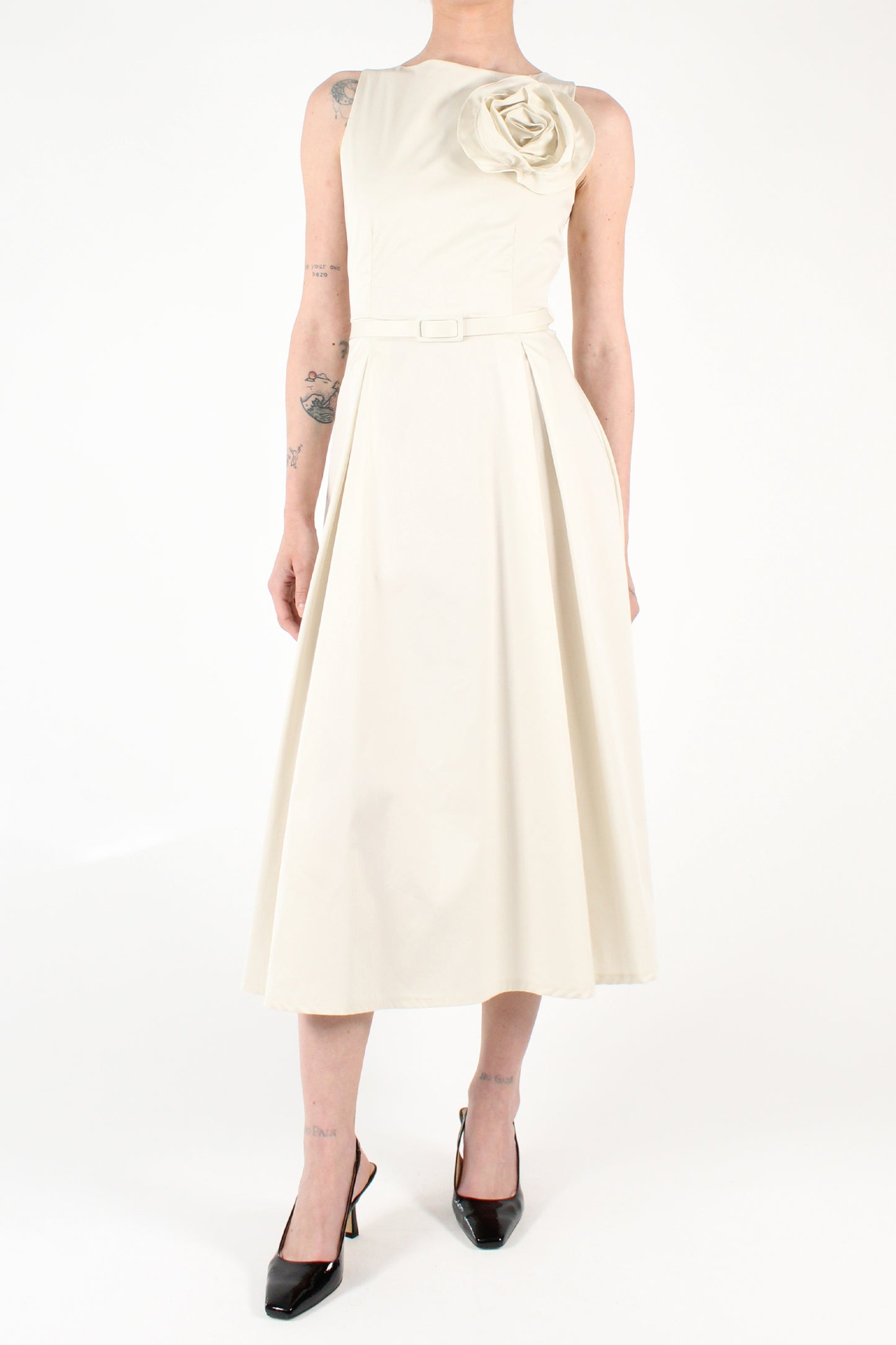 Solid Color Sleeveless Midi Dress with Pleats and Brooch