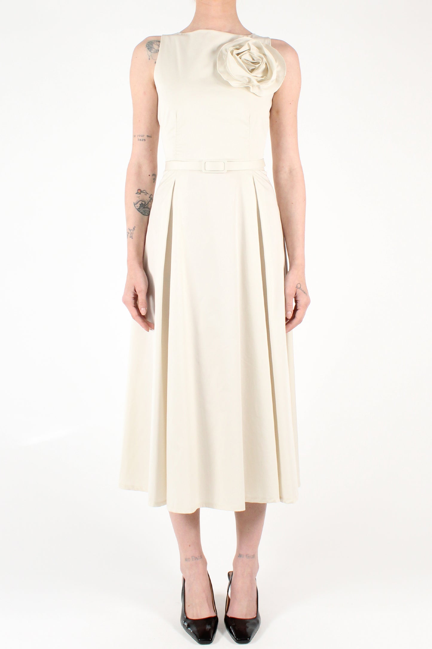 Solid Color Sleeveless Midi Dress with Pleats and Brooch