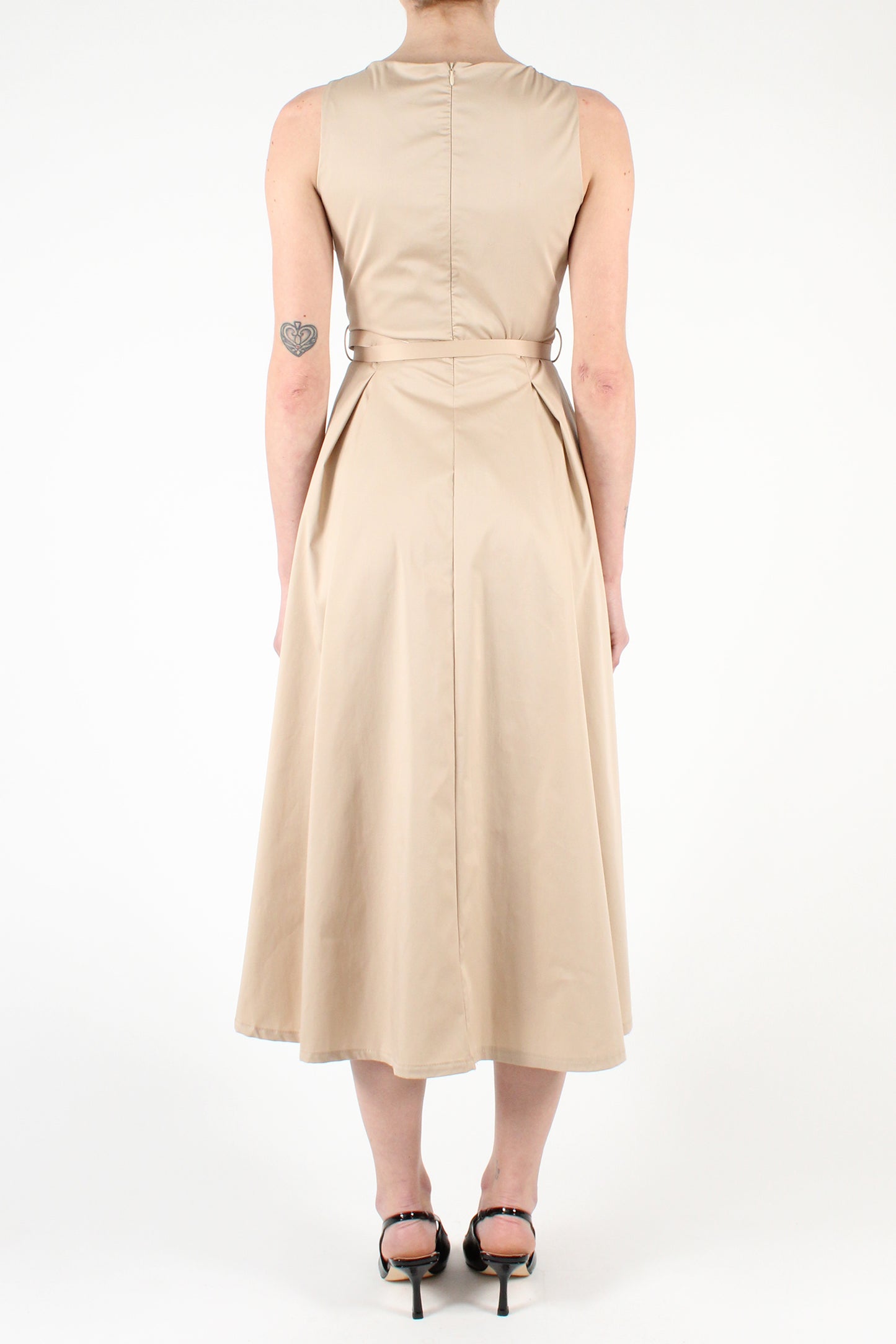 Solid Color Sleeveless Midi Dress with Pleats and Brooch