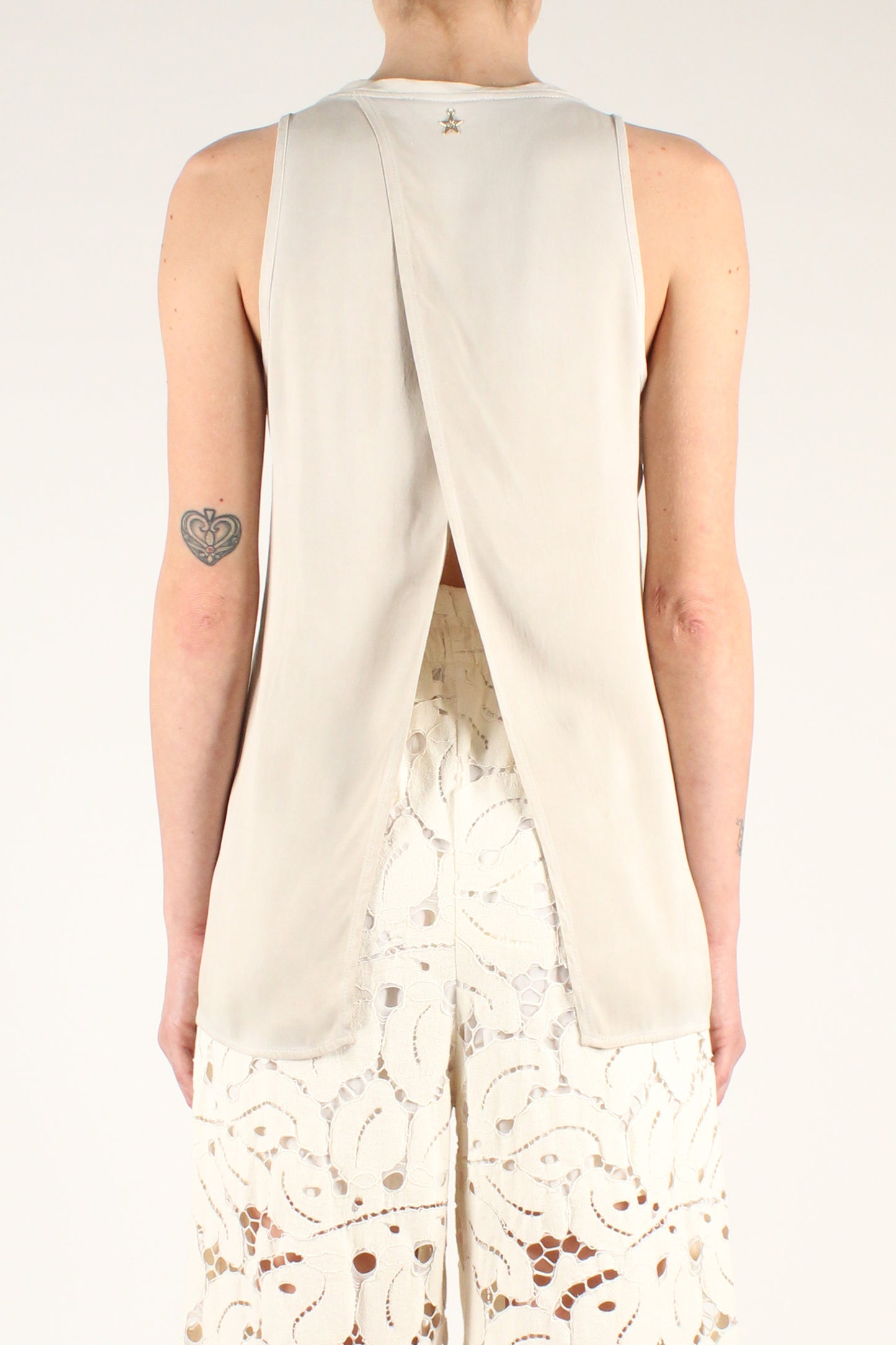 Sleeveless Top with Crossover on the Back