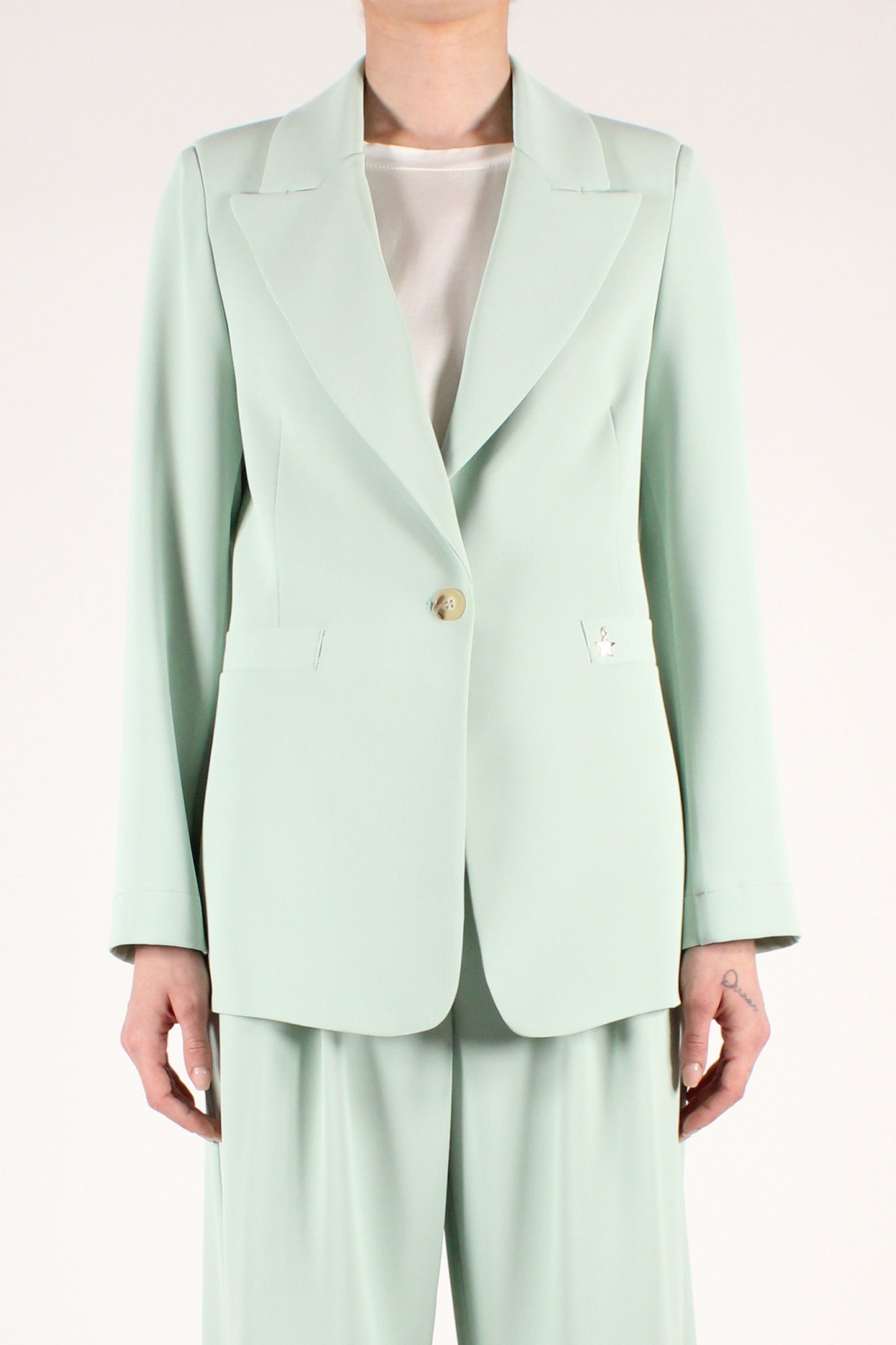 Single-breasted single-button blazer with peak lapels