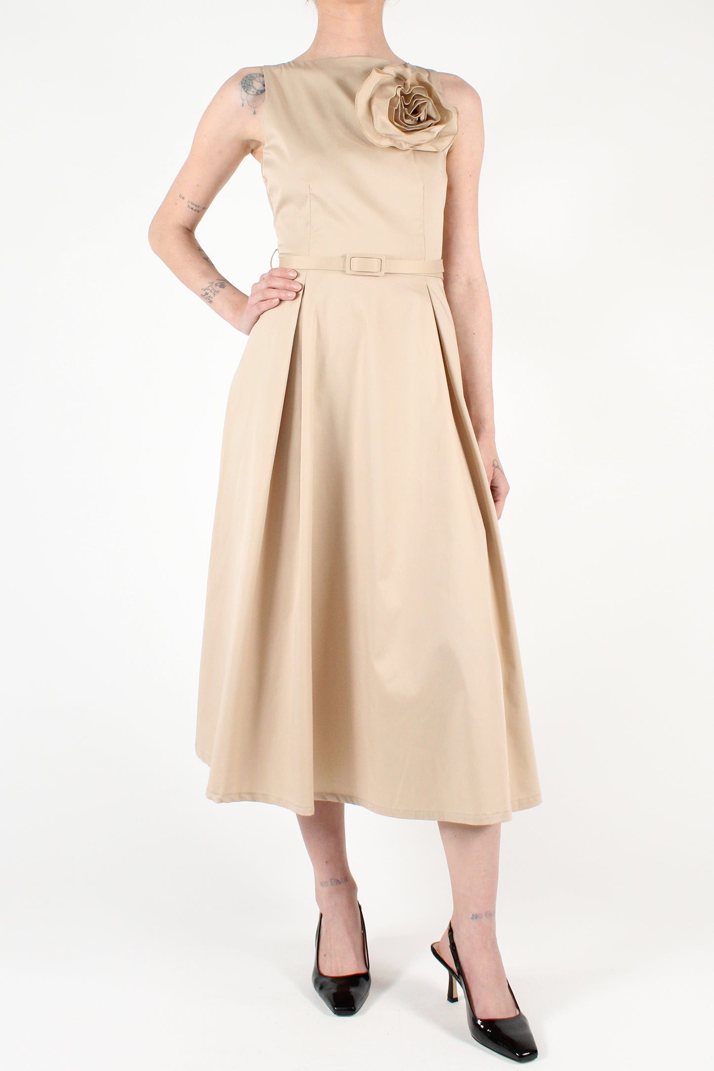 Solid Color Sleeveless Midi Dress with Pleats and Brooch