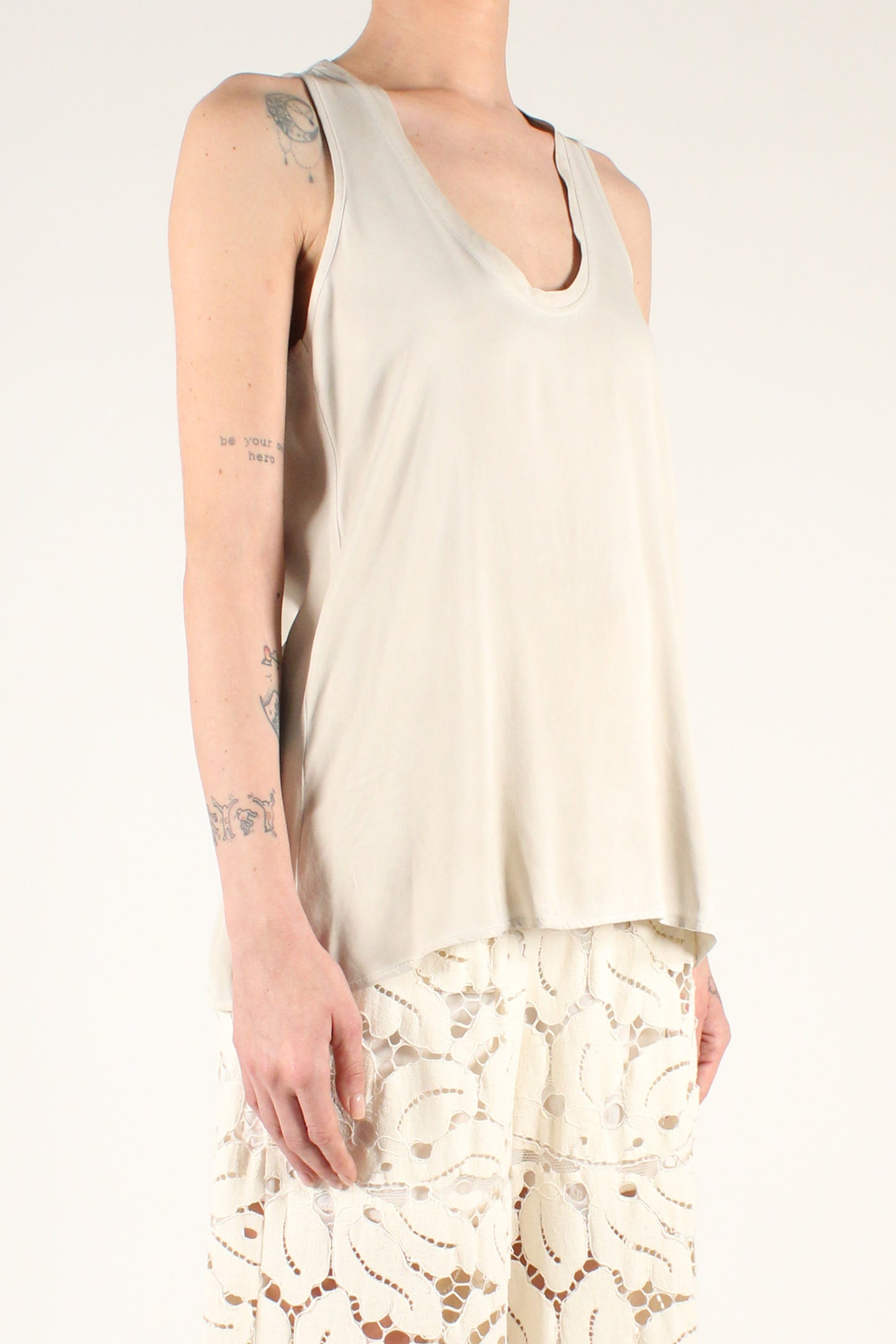 Sleeveless Top with Crossover on the Back