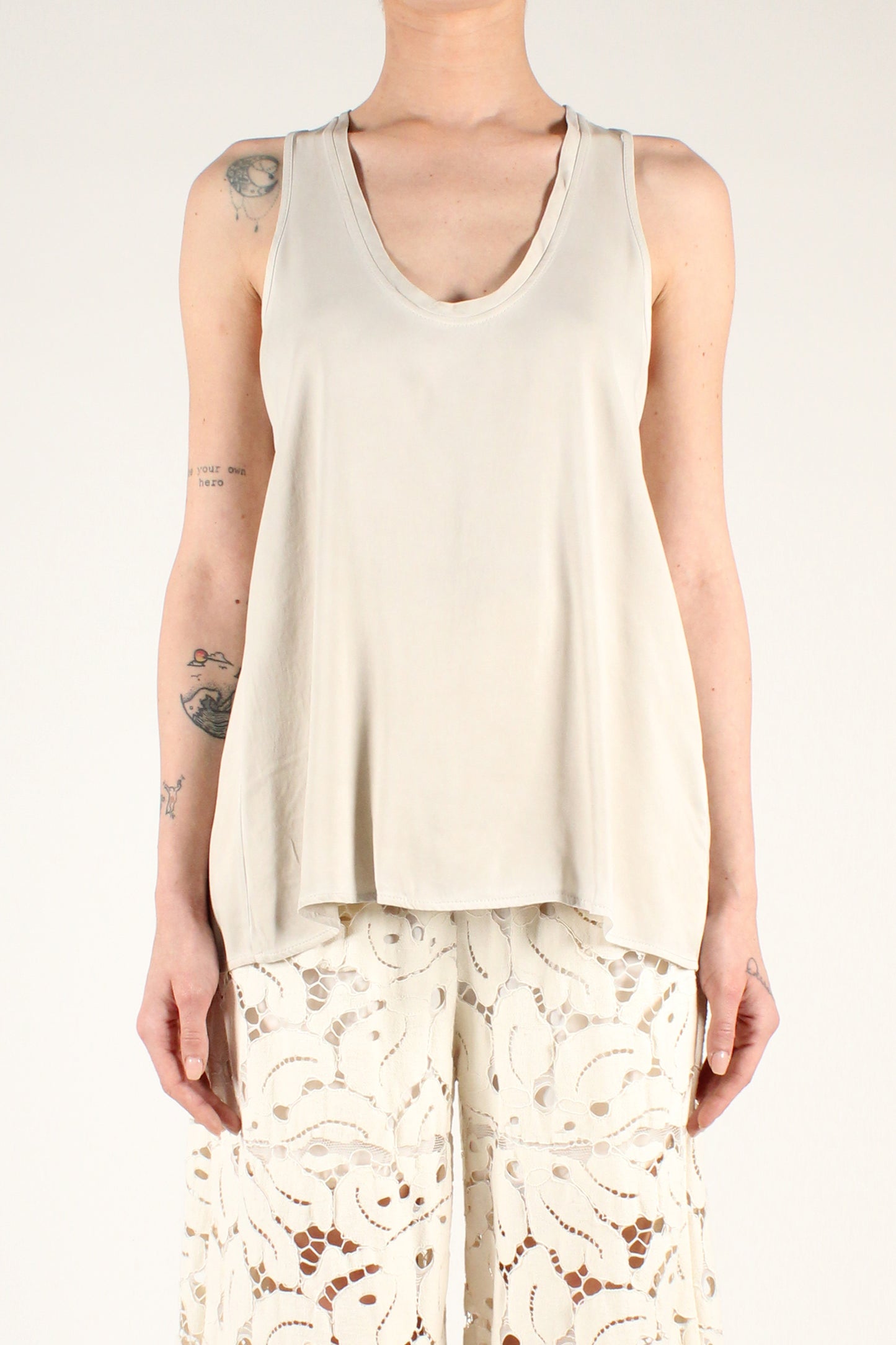 Sleeveless Top with Crossover on the Back