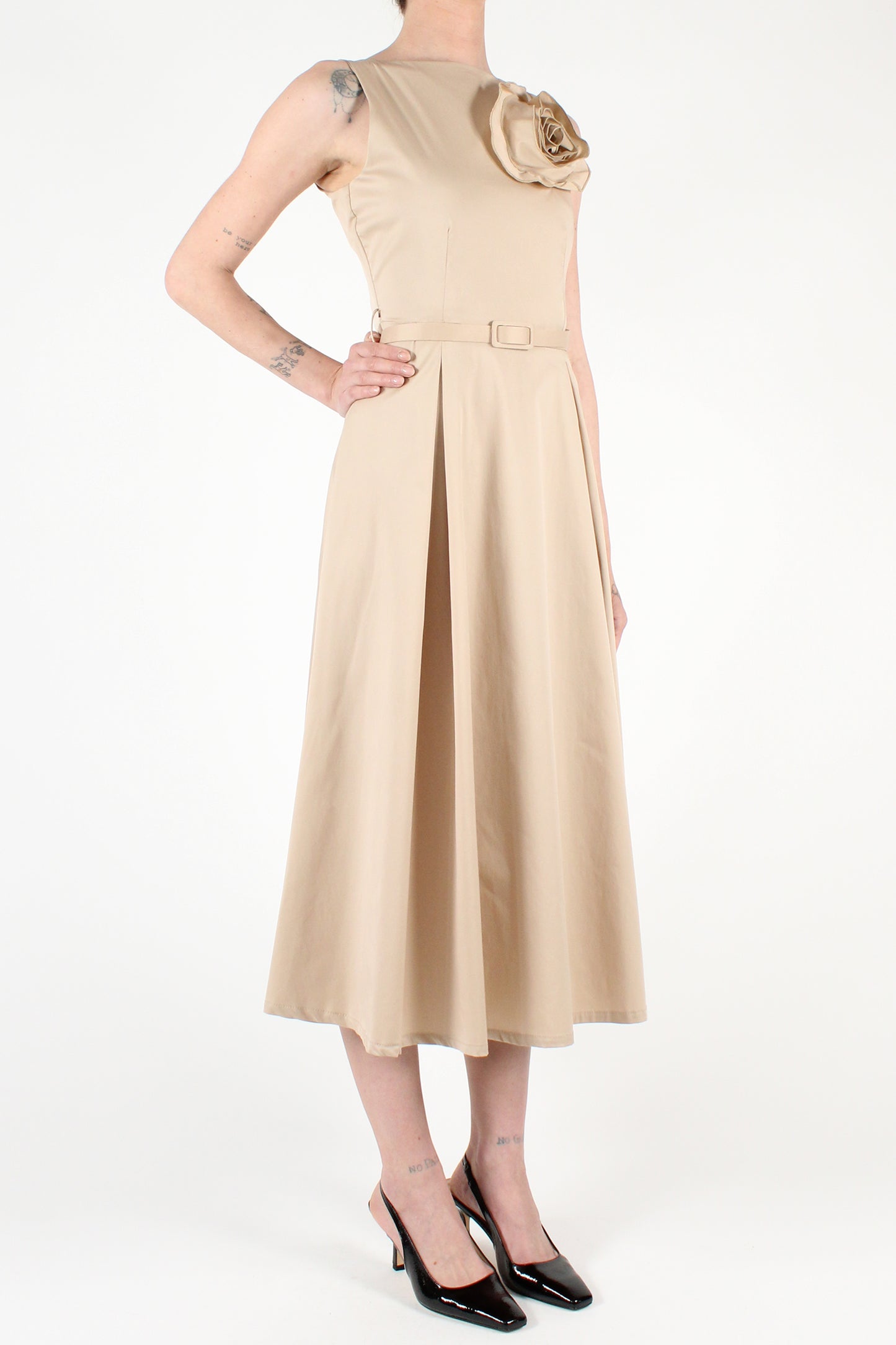 Solid Color Sleeveless Midi Dress with Pleats and Brooch