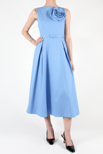 Solid Color Sleeveless Midi Dress with Pleats and Brooch