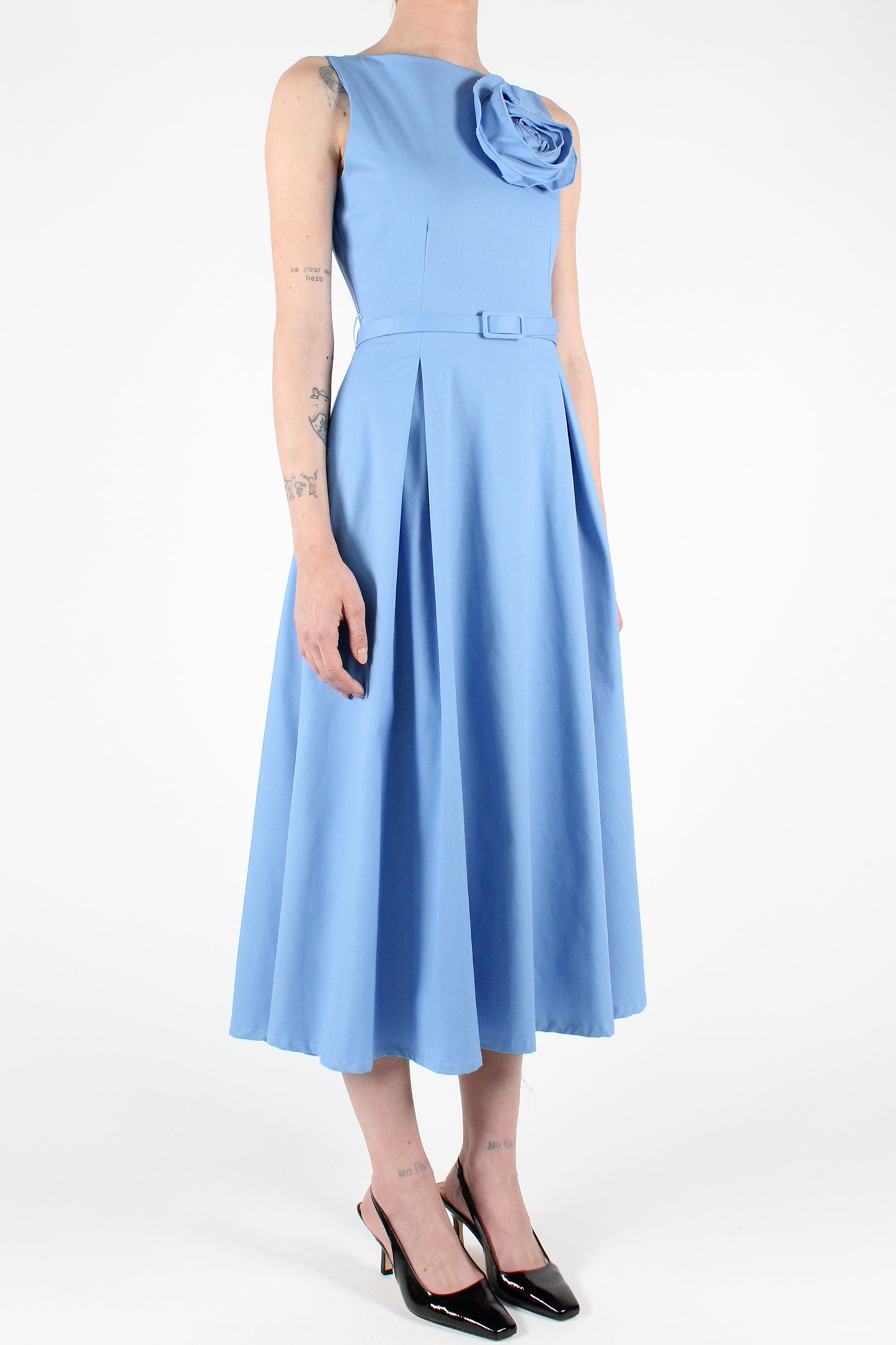 Solid Color Sleeveless Midi Dress with Pleats and Brooch