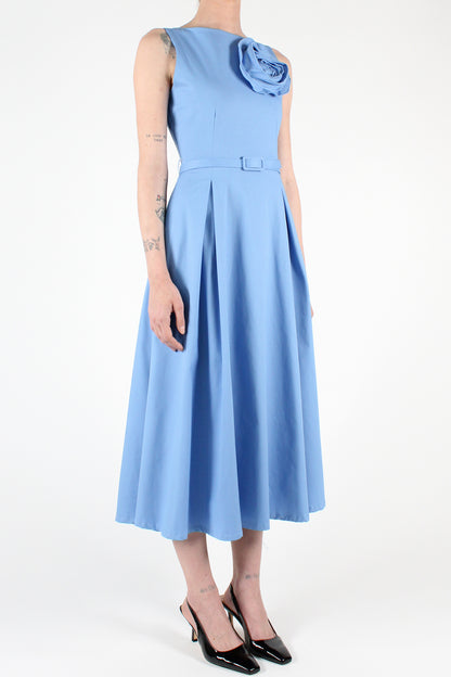 Solid Color Sleeveless Midi Dress with Pleats and Brooch