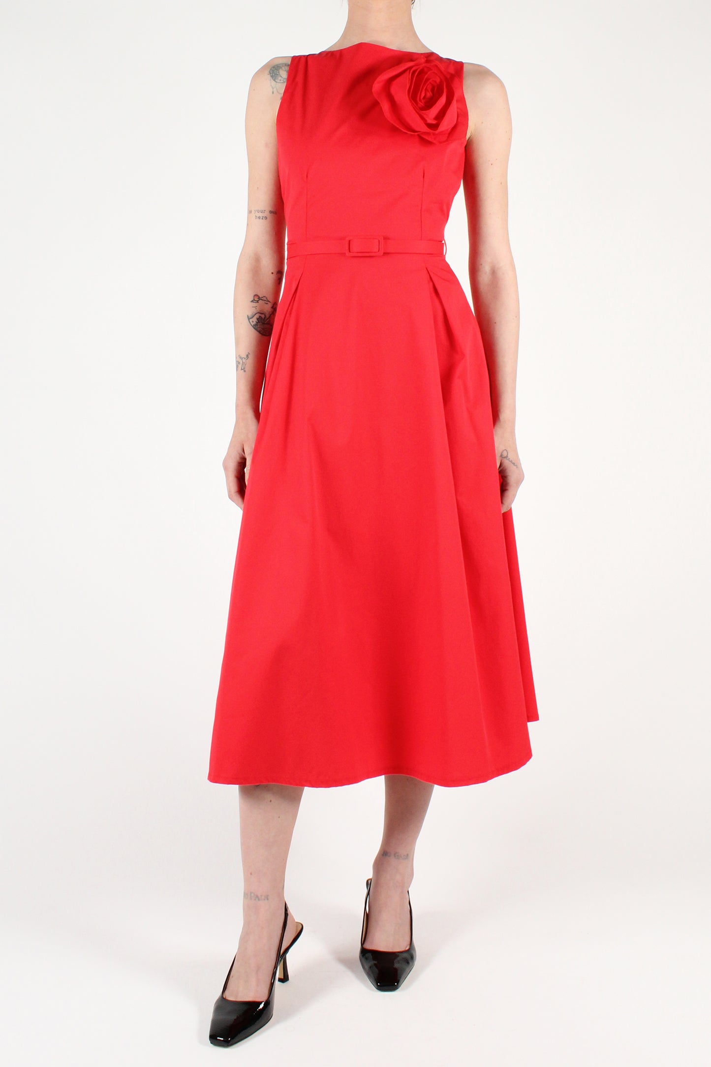 Solid Color Sleeveless Midi Dress with Pleats and Brooch