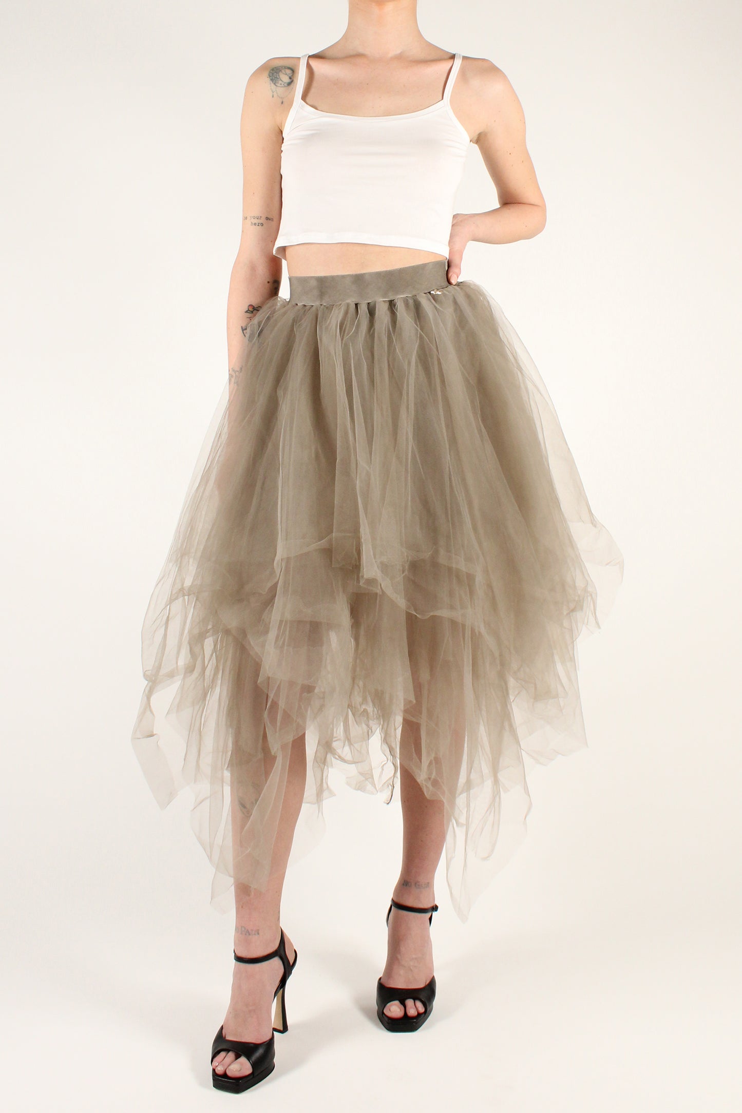 Tulle skirt with asymmetric tips