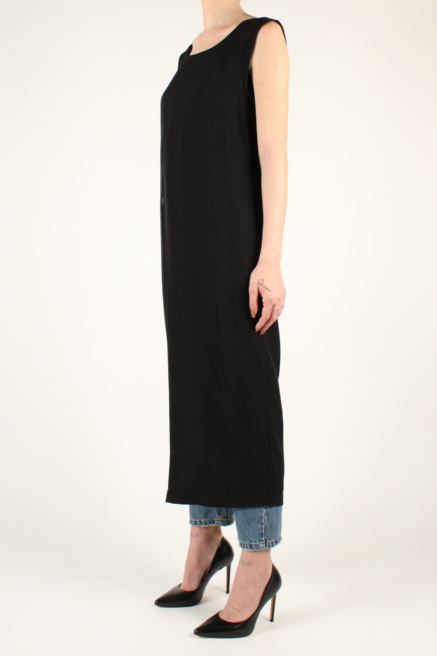 Sleeveless dress with slit