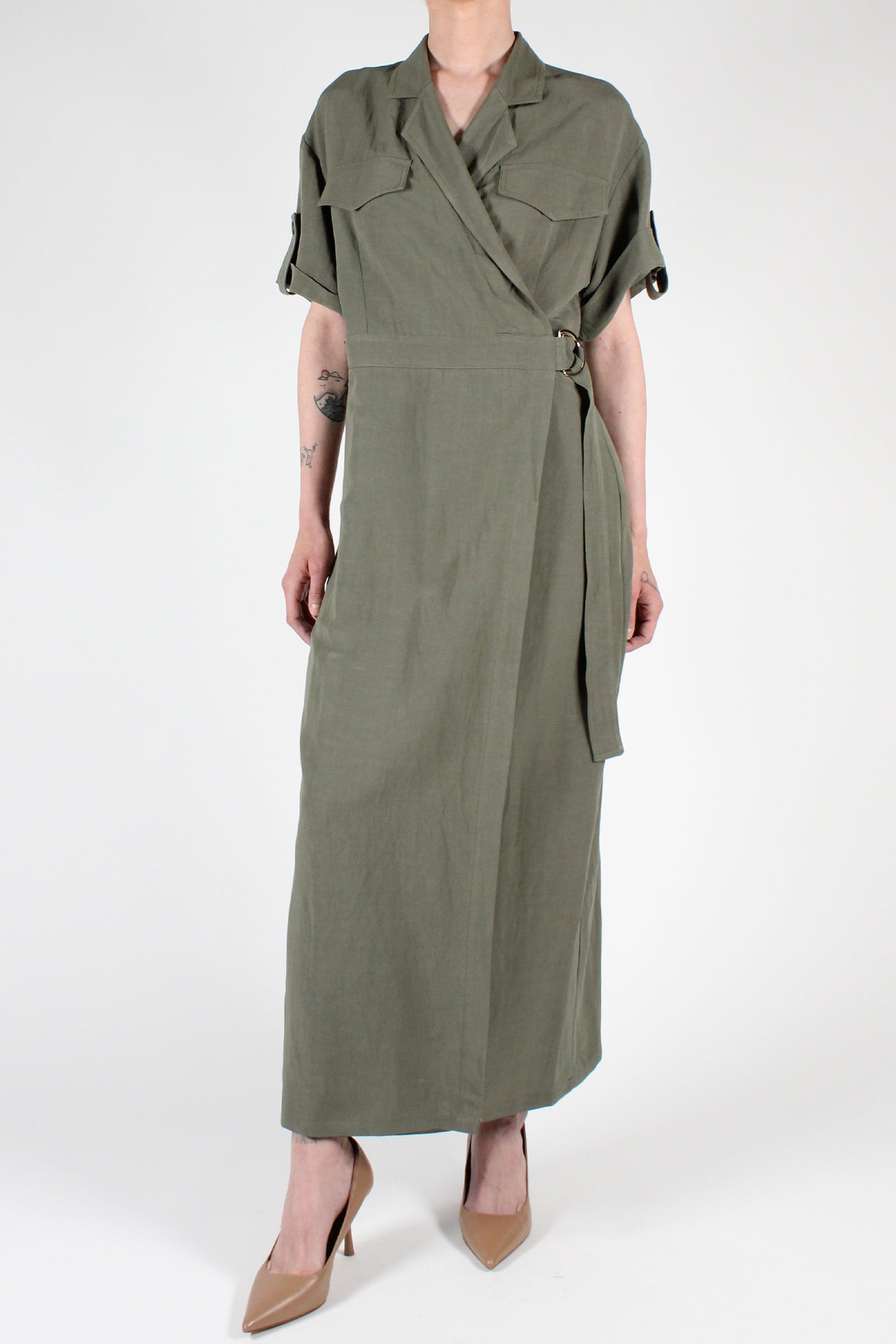 Short sleeve wrap dress with lapels and flaps