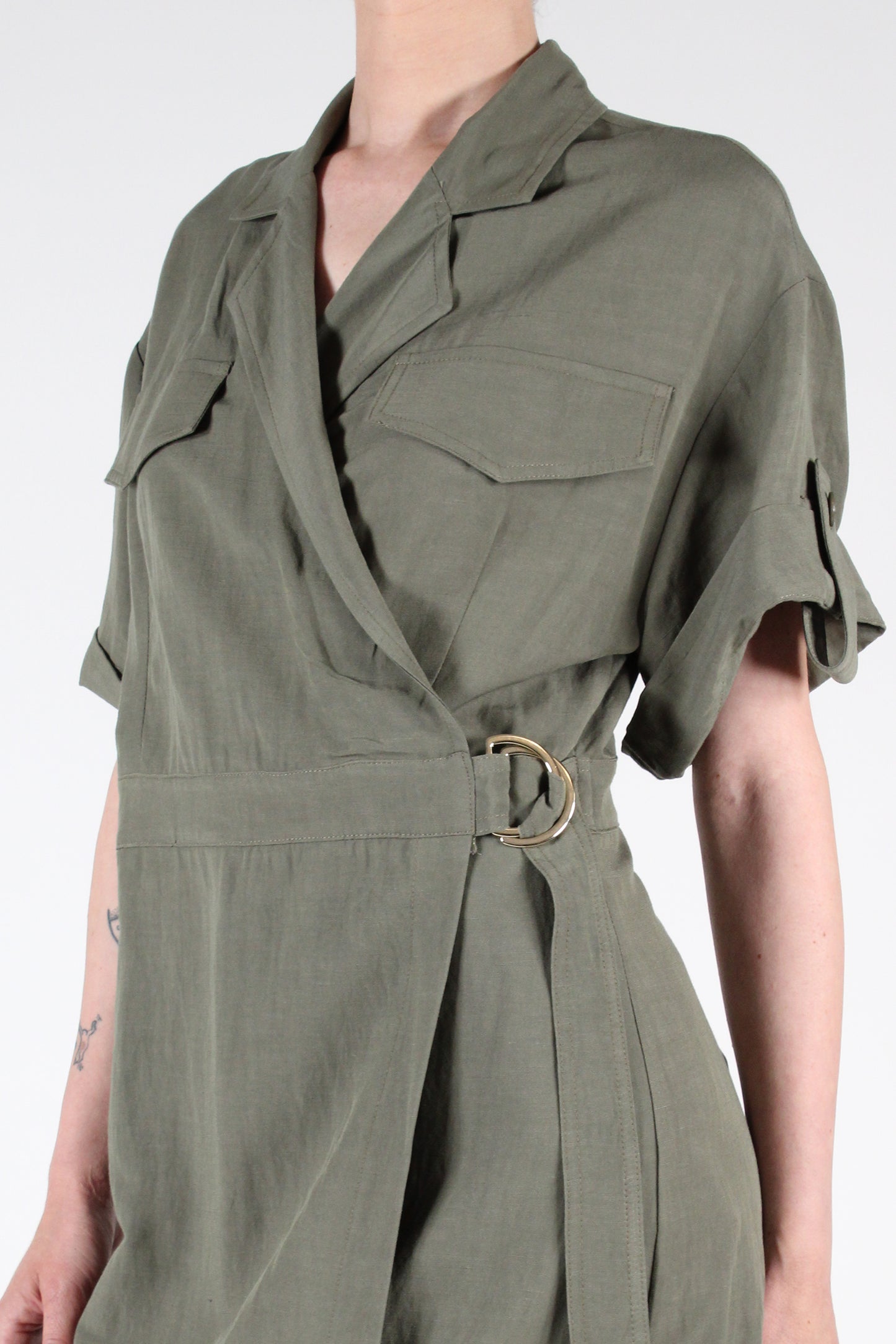 Short sleeve wrap dress with lapels and flaps