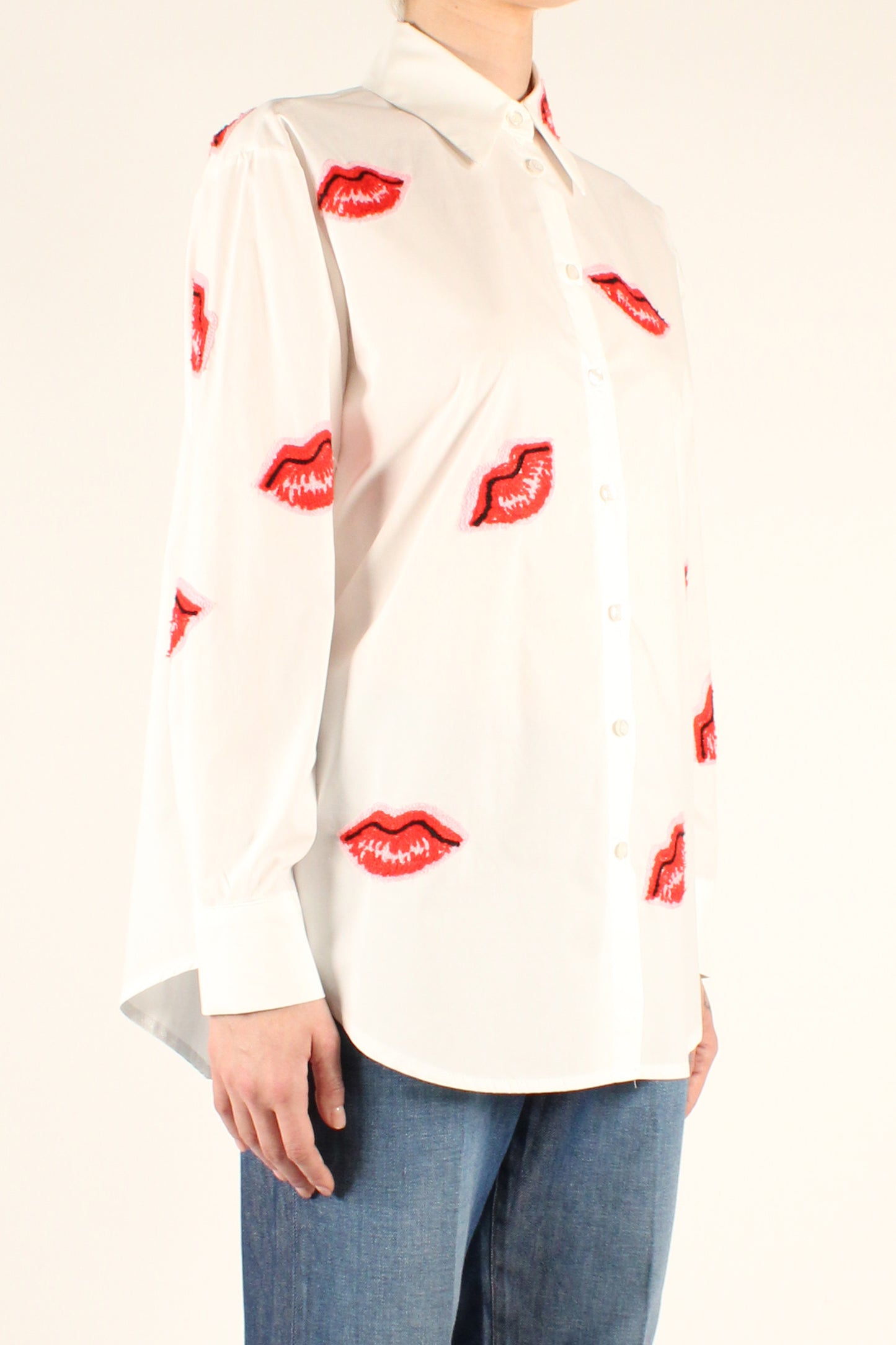 Male cut shirt with lips embroidery