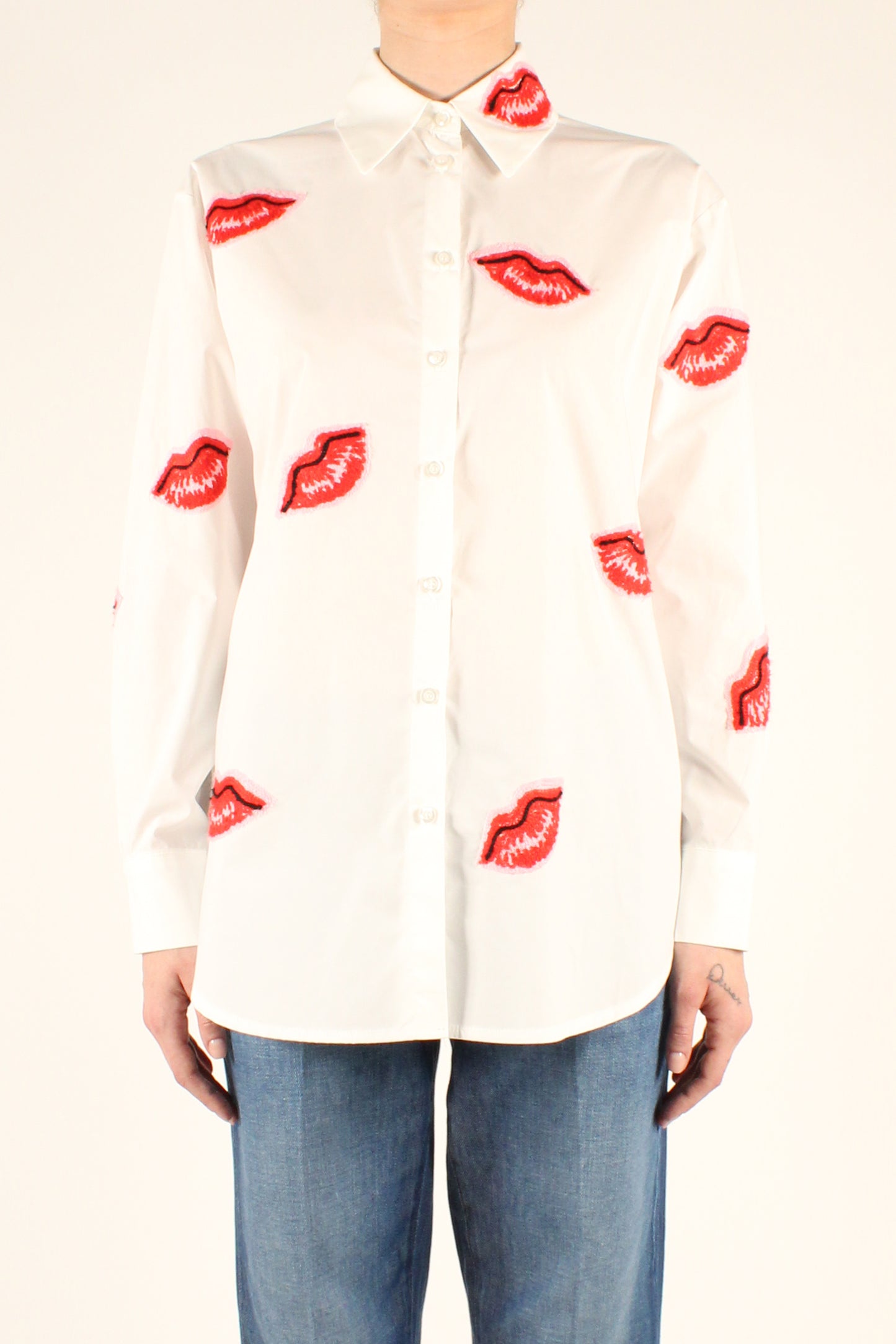 Male cut shirt with lips embroidery