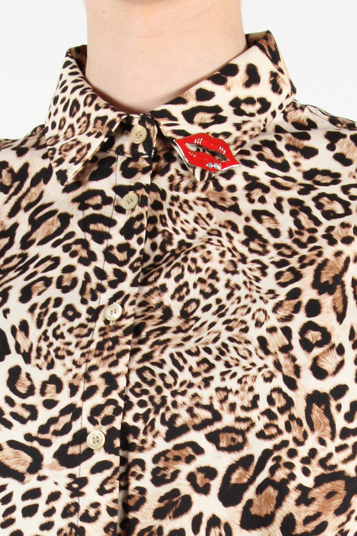 Camicia Stampa Animalier con Spilla Labbra